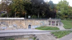 Graffiti an dem gerade erst saniertem Rondell am Rosengarten
