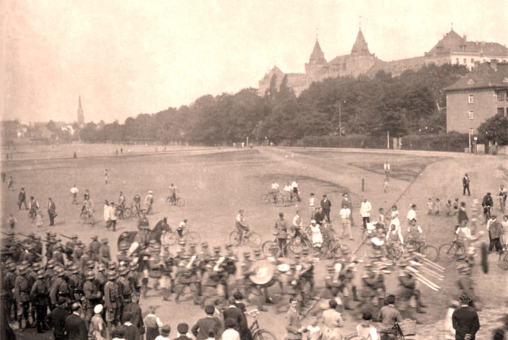 Militär auf dem Alaunplatz, im Hintergrund die Kaserne