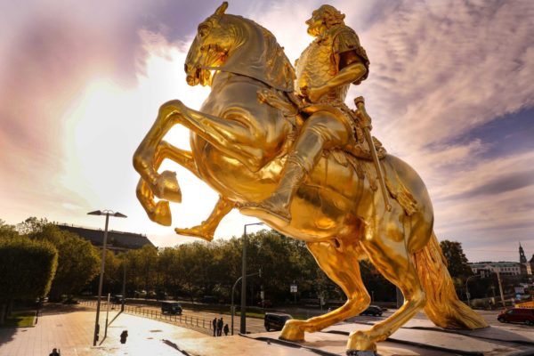 Goldener Reiter bekommt sein Schwert zurück - Foto: Tino Plunert