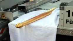 Die Schwertscheide besteht aus vergoldetem Kupfer.