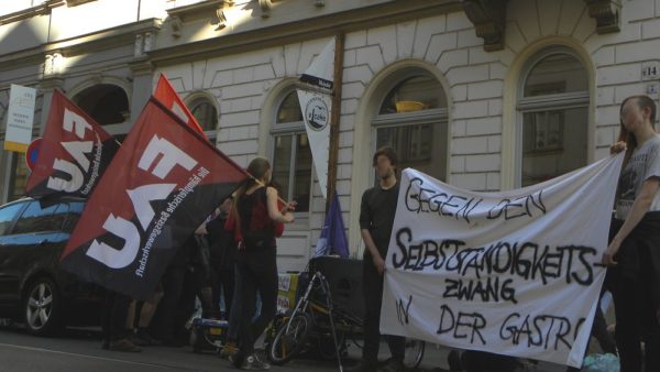 Demonstration vor dem Café - Foto: FAU