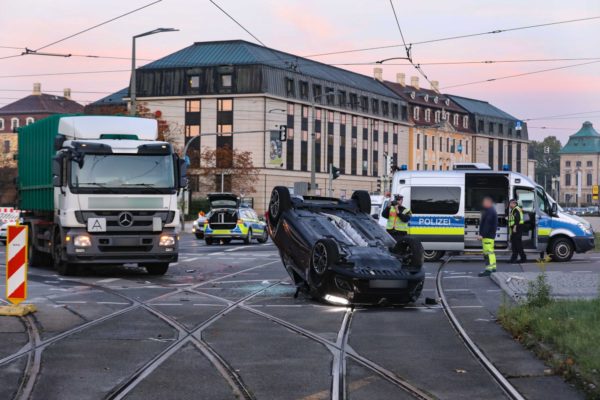 Unfall am Goldenen Reiter führte zu Verkehrsbehinderungen - Foto: Tino Plunert