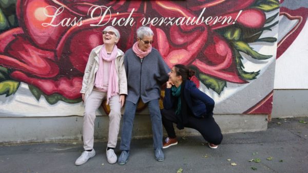 Zwei der Heldinnen des Buches: Eva Schweizer, Karin Rüegg und kniend die Autorin Corinne Rufli