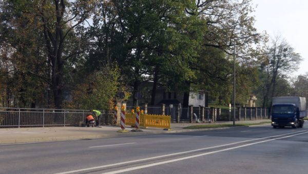 Bauarbeiten an den Betonstreifen der Brücke haben begonnen.