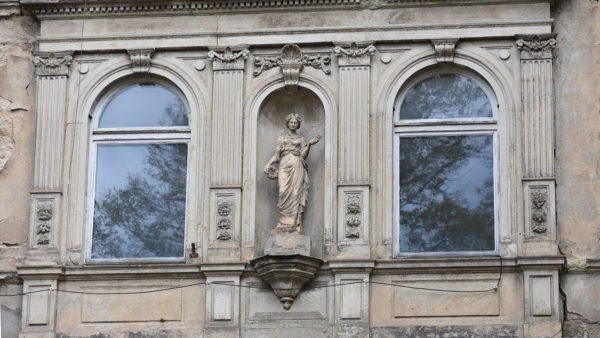 Die Statue hat von ihrem Vorsprung aus einen guten Blick über die Straße.