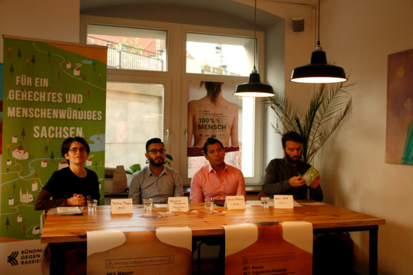 Dorothea Trappe, Mohammed Mohammed, Gerardo Palacios, David Streit - alle teil des Bündnisses- im Café Kawa.