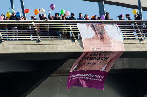 Das Banner von "100 Prozent Mensch" an der Waldschlösschenbrücke (Foto:100%Mensch)