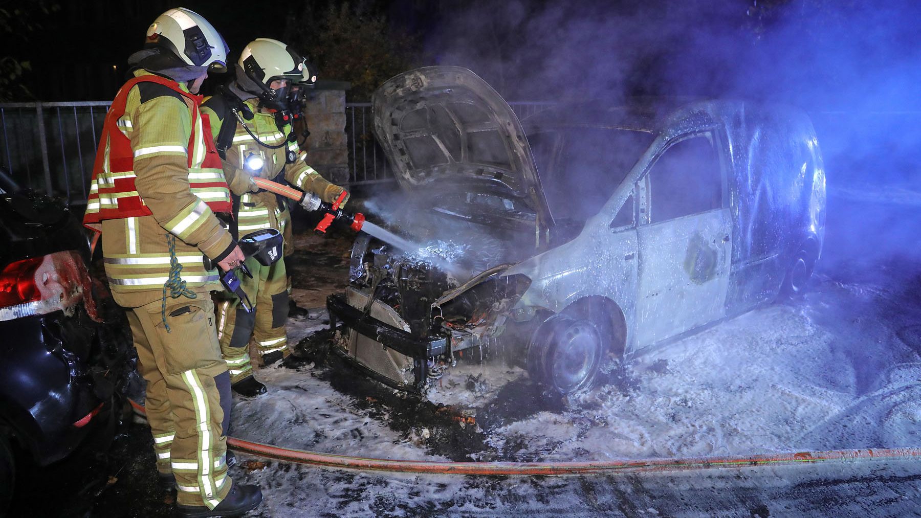 Insgesamt vier Autos waren von dem Feuer betroffen. Foto: Roland Halkasch