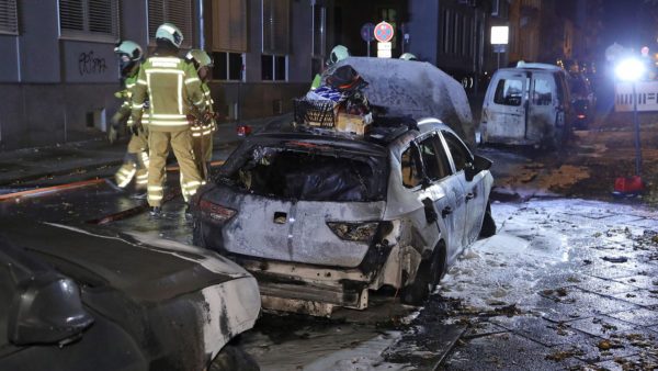 Insgesamt vier Autos waren von dem Feuer betroffen. Foto: Roland Halkasch