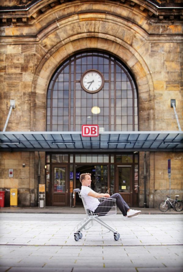 Cornelius Pollmer in Einkauswagen nahe des Lidl am Bahnhof Neustadt - Foto: Amac Garbe