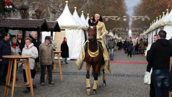 Wacker kämpft sich Fürst Flo durch die ersten Weihnachtsmarktbesucher.