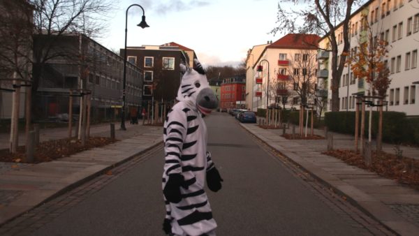 Siv-Ann Lippert im Zebra-Kostüm vor der Grundschule