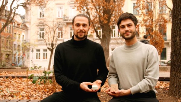 Jannis und Zeno zeigen das erste feste Shampoo aus ihrer Produktion.