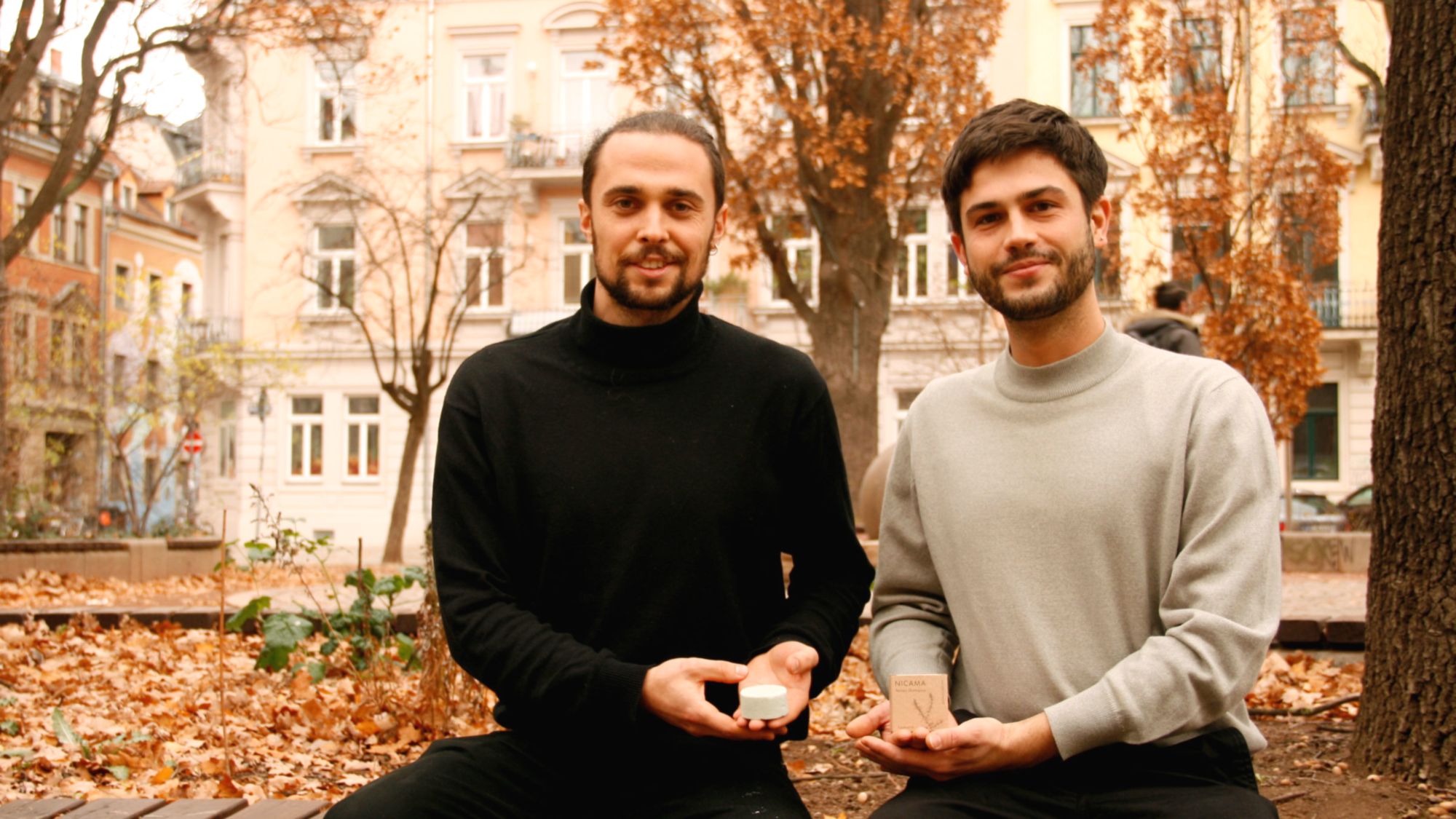 Jannis und Zeno zeigen das erste feste Shampoo aus ihrer Produktion.