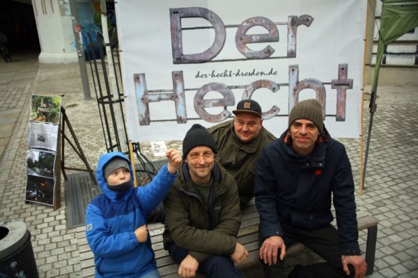 Jugendliche Unterstützung für Torsten Schulze (Grüne), den Gewebetreibenden Fabian Münzner und den Künstler Gero Dumrath. Foto: Lucca Miro Heymel-Münzner
