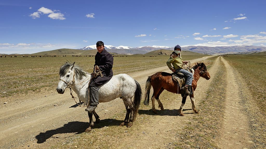 Hirten auf der Straße von Tolbo nach Khovd im Mongolischen Altai - Foto: Jan Oelker