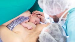 In einem babyfreundlichen Krankenhaus haben Eltern und Kind viel Zeit für die erste Bindung – sogar nach einem Kaiserschnitt im OP. (Foto: Diakonissenkrankenhaus/Ben Gierig)