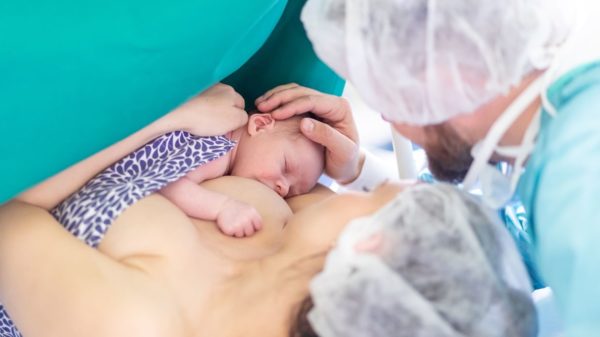 In einem babyfreundlichen Krankenhaus haben Eltern und Kind viel Zeit für die erste Bindung – sogar nach einem Kaiserschnitt im OP. (Foto: Diakonissenkrankenhaus/Ben Gierig)