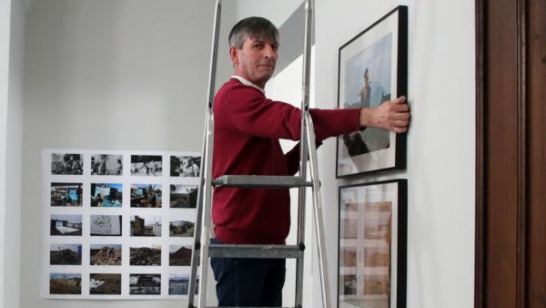 Thomas Bawolski hängt die Bilder der Ausstellung