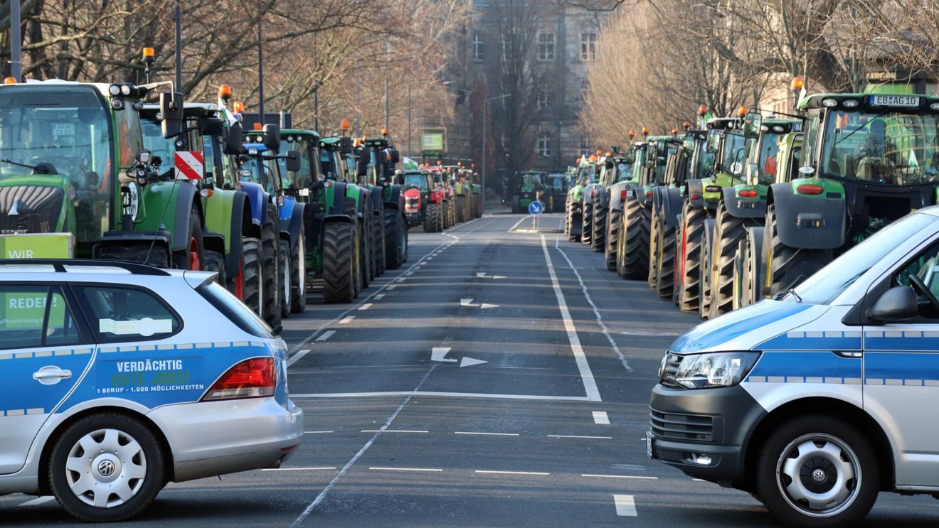 Die Wigardstraße war beidseitig mit Traktoren zugeparkt.