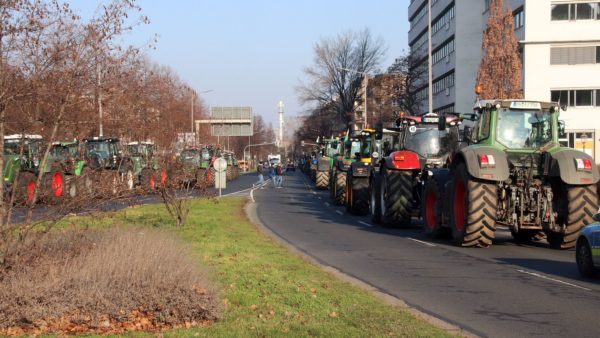 Auch auf der Albertstraße waren Zugfahrzeiuge abgestellt.