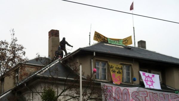 Die Polizei auf dem Dach des letzten Hauses.