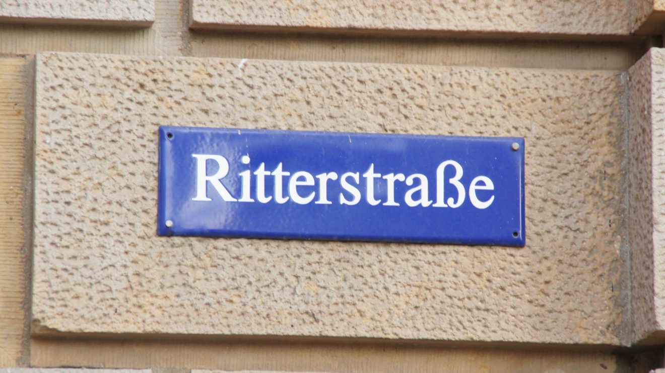 Die Ritterstraße - ehemalig Kasernen-, dann Ritter-, dann Werner-Seelenbinder und wieder Ritterstraße.