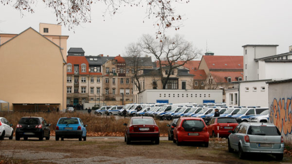 Der Blick in den Hinterhof zeigt: Die Polizei ist vorbereitet. Etwa 100 Polizist*innen sind im Einsatz.