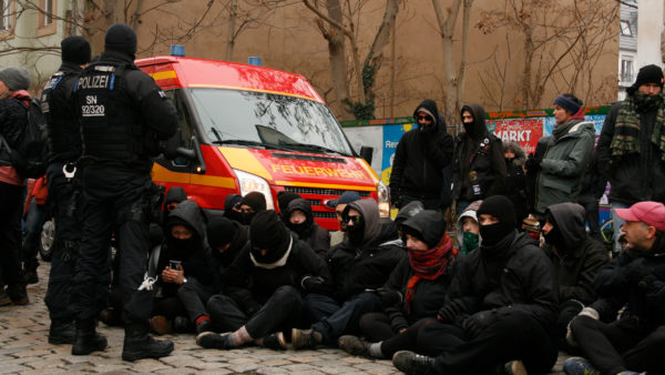 Die Protestierenden blockieren die Zufahrt zum Gelände, um der Räumung entgegenzuwirken.