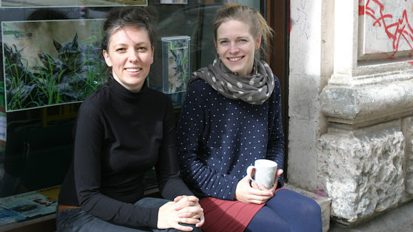 Die beiden Projektkoordinatorinnen von der Woche des guten Lebens Sindy Berndt und Judith Kleibs. (Foto: Uta Gensichen)