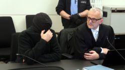 Zum Prozessauftakt verhüllte sich der Angeklagte komplett, neben ihm sein Anwalt Andreas Boine