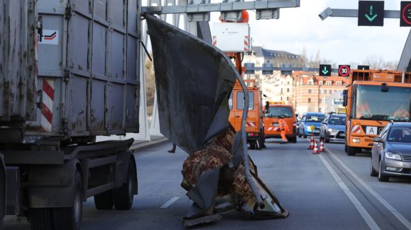 Der beschädigte Müllcontainer. Foto: Roland Halkasch