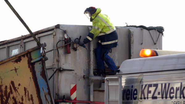 Der Deckel des Containers wurde geborgen. Foto: Roland Halkasch