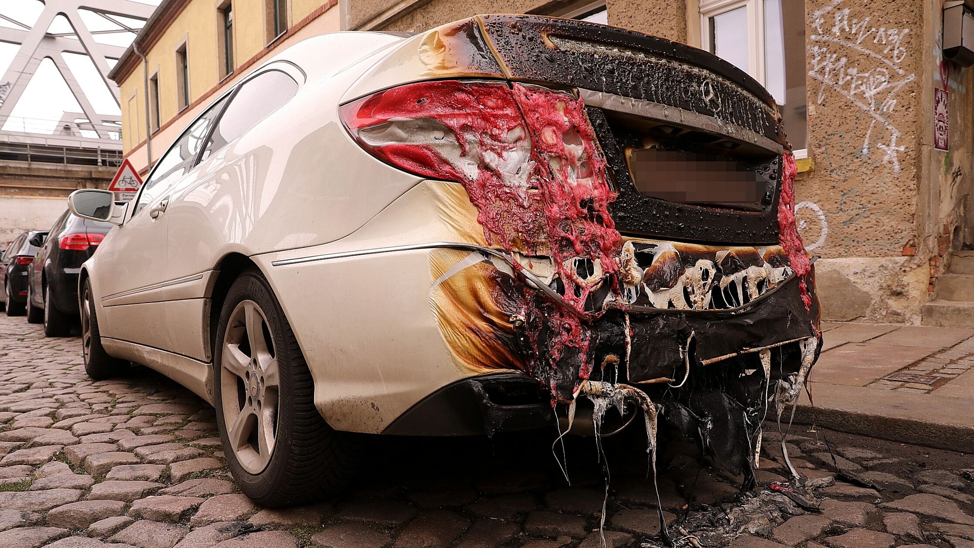 Das benachbarte Auto wurde durch den Brand in Mitleidenschaft gezogen. Foto: Tino Plunert