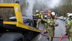 Löschaktion auf dem Abschleppwagen. Foto: Roland Halkasch