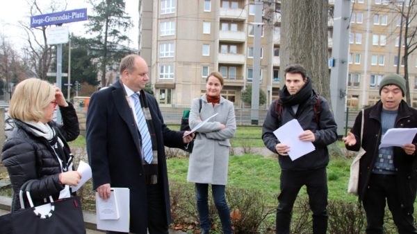 OB Dirk Hilbert mit Vertretern der Gruppe "Dresden Postkolonial"