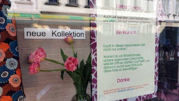 So wie hier das Tendresse auf der Rothenburger Straße, informieren fast alle geschlossenen Läden mit Aushängen ihre Kunden.