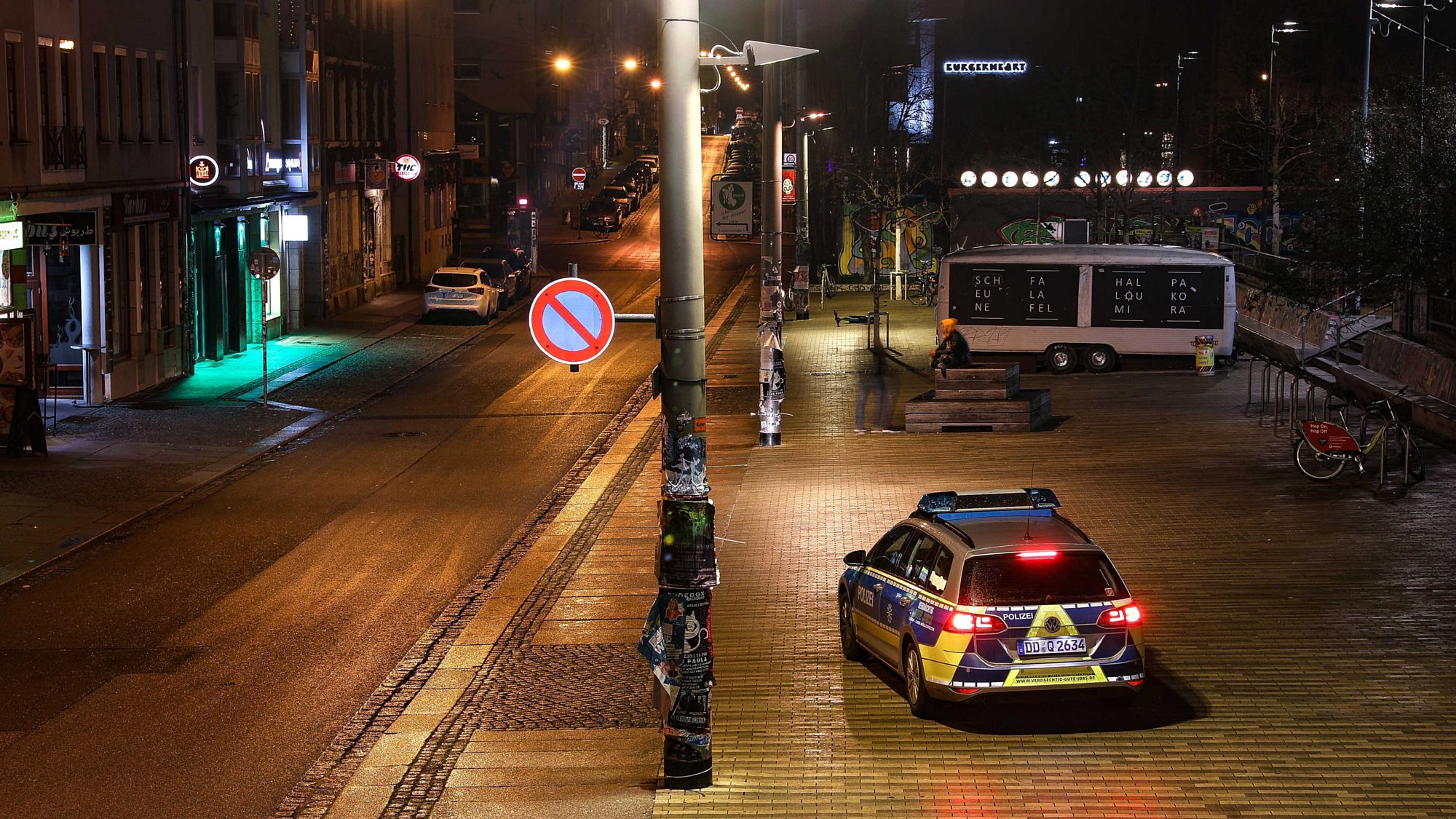 Scheune-Vorplatz in der Nacht zum Sonnabend. Die Polizei kontrolliert die Ausgangsbeschränkungen. Foto: Tino Plunert