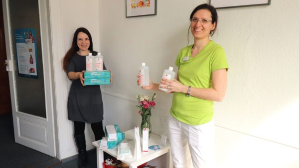 Kosmetikerin Yvonne Despang spendete der Hausärztin Nathalie Hujer Desinfektionsmittel und Einweghandschuhe