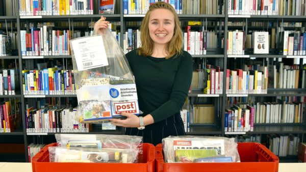 Bibliotheksmitarbeiterin mit dem neuen Angebot "BiboModern"