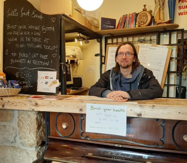 Martin Grellmann, einsam am Tresen. Foto: Lollis Homestay