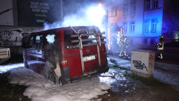 In der Nacht hat an der Rudolf-Leonhard-Straße ein VW-Bus gebrannt. Foto: Roland Halkasch