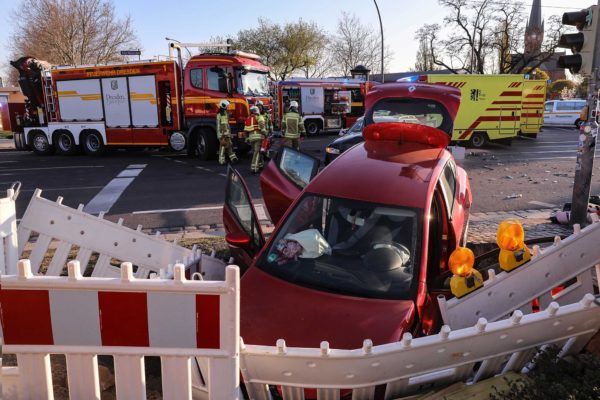 Renault landet nach Unfall in Baugrube - Foto: Tino Plunert