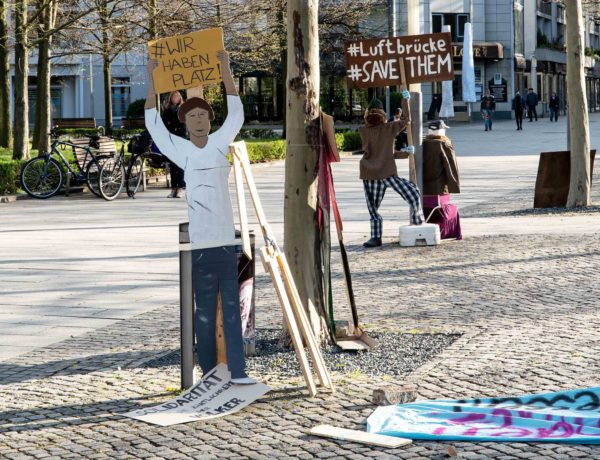 Papp-Demonstration am Jorge-Gomondai-Platz - Foto: Peter Zuber