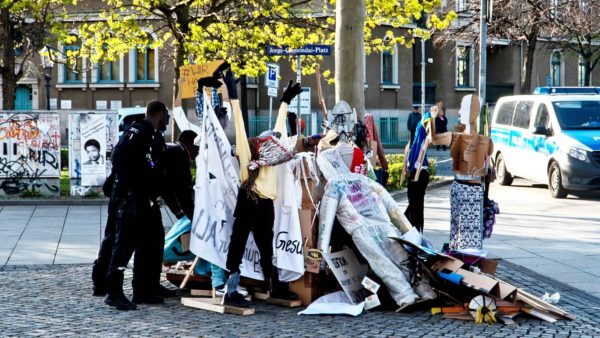 Die Polizei entfernte die Pappaufsteller. Foto: Peter Zuber