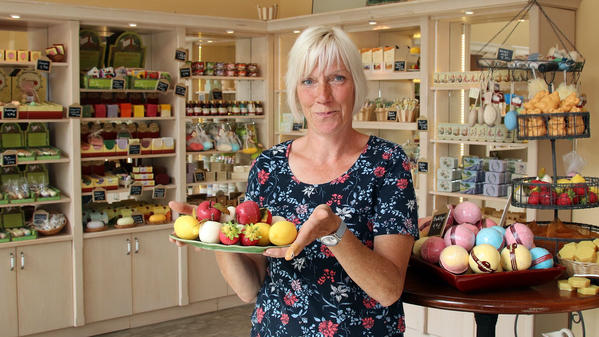 Annett Bungert mit frischen Früchten zum Einseifen.