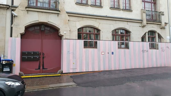 Seit September schützen die rosa-grauen Bretter das Haus vor wilden Sprühereien. Seitdem haben sich nur ein paar Tags an die Wand verirrt.