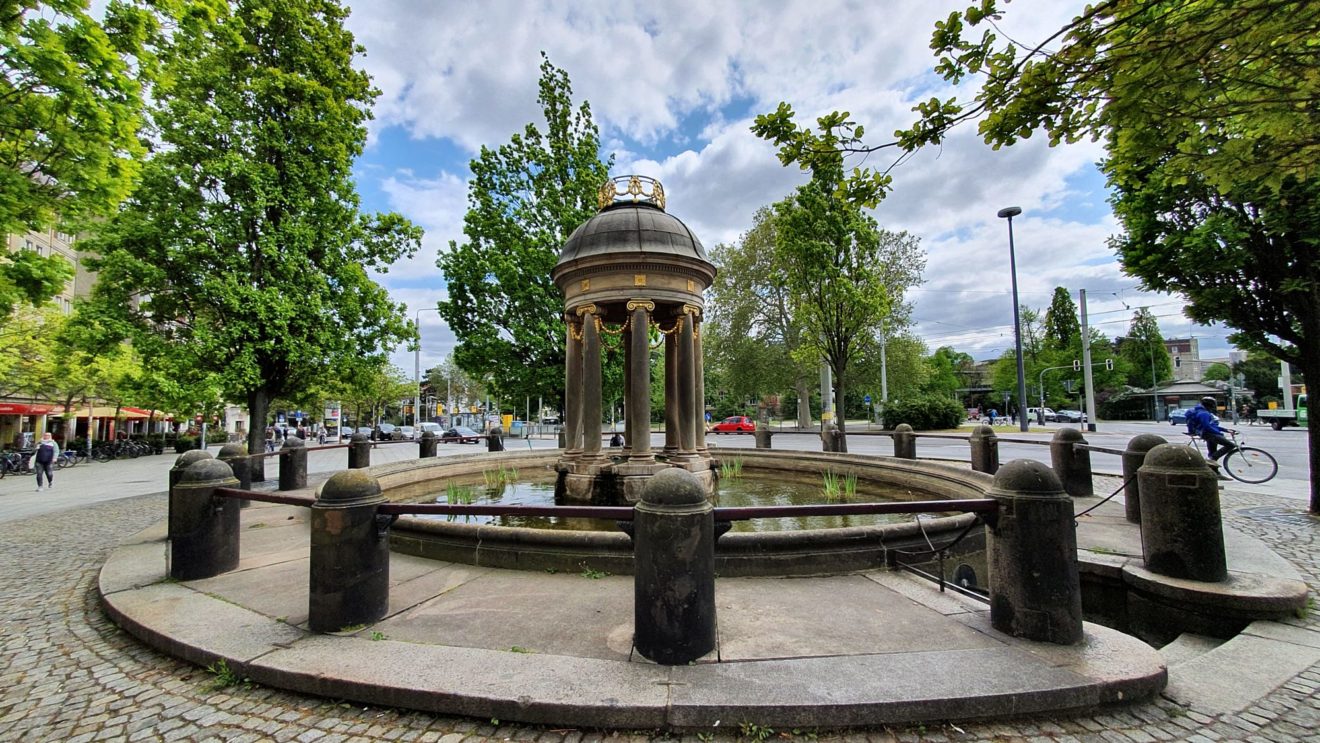 Die Tempietto über der Fontäne wurde 1991 erneuert und wurde seinerzeit vom legendären Stadtbaurat Hans Erlwein entworfen.