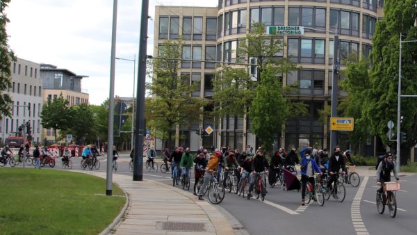 Demo-Zug am Rosa-Luxemburg-Platz