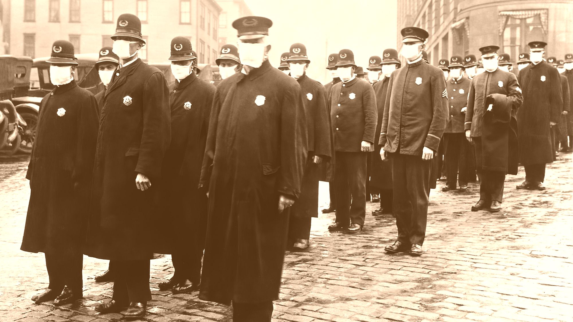 Polizisten in Seatle mit Masken im Dezember 1918